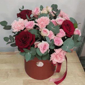 Шляпная коробка с розами и диантусами