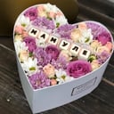 Цветы в коробке сердце "Мамуле" из хризантем