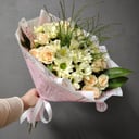 Букет из кустовой розы и хризантемы