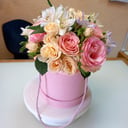 Шляпная коробка с цветами «Композиция "Романтик"» из роз и фрезии