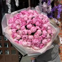 Большой букет пионов из роз