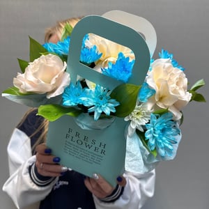 Букет «Французские розы с хризантемой в коробке»