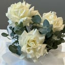 Шляпная коробка с цветами «Французские белые розы в коробке»