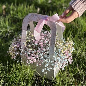 Коробка с цветами «Яркая сумочка с гипсофилой»