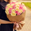 Букет «Из розовых и белых роз, 35 шт»