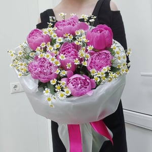 Букет из пионов и кустовых ромашек