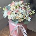 Цветы в коробочке из эустом и роз