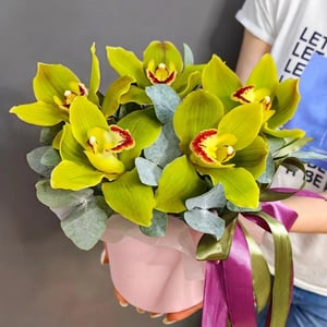 Шляпная коробка с цветами «Композиция с 5 орхидеями, арт.1378»