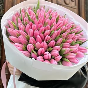 Большой букет розовых тюльпанов