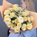 Букет кустовых роз с ромашкой