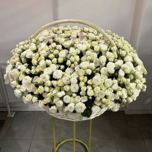 Корзина из белой кустовой розы