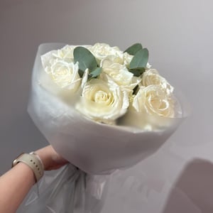 Белоснежный букет с одноголовыми розами