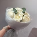 Белоснежный букет с одноголовыми розами