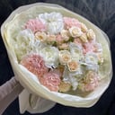 Букет кустовых роз и диантусов