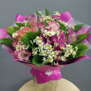 Полевой букет из альстромерий и ромашек