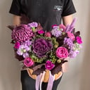 Корзина с цветами «Хризантема Бигуди и брассика в тыкве» из гвоздик и роз