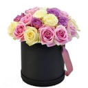 Шляпная коробка с цветами «Розы микс в чёрной коробке»