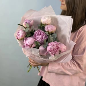 Букет «9 пионов с эвкалиптом»