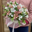 Шляпная коробка с цветами «Альстромерия»