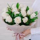 Букет из роз с зеленью "Белоснежка"