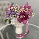 Композиция «Цветы в кашпо "Голова"» из орхидей и гипсофил