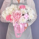 Шляпная коробка с цветами «Композиция с гортензией и хризантемой»