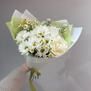 Белый букет из хризантем и роз
