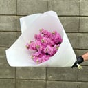 Букет с розовой маттиолой из альстромерий