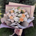 Персиковая нежность из роз и хризантем