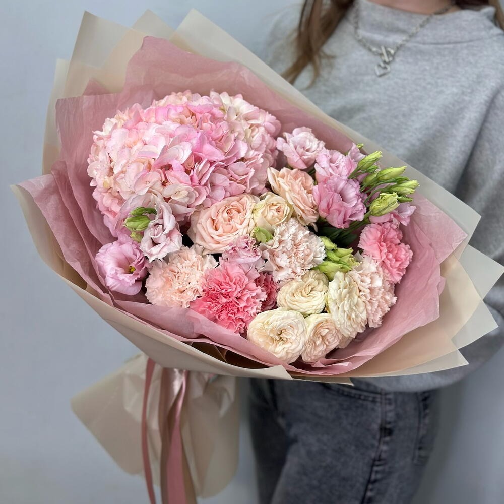 Букет с розовой гортензией, диантусами