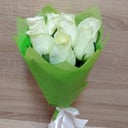 Букет белых роз в упаковке