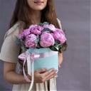 Букет «9 розовых пионов в шляпной коробке»