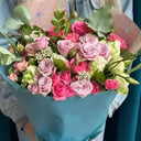 Букет из кустовых роз и эвкалипта