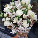 Букет «Белые ночи» из роз и альстромерий