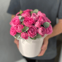 Шляпная коробка с цветами «Композиция из пионовидной кустовой розы»