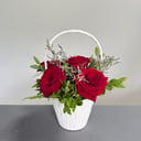 Красные розы в корзинке