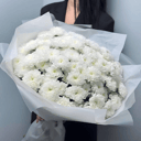 Большой букет белых кустовых хризантем