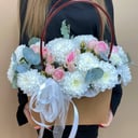 Коробка с цветами «Сумочка с хризантемой и кустовыми розами»