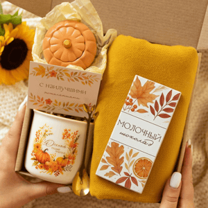 Подарок с шарфом, свечой и кружкой