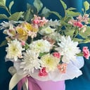 Композиция в шляпной коробке из хризантем и гвоздик