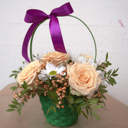 Композиция из роз и хризантем в корзинке