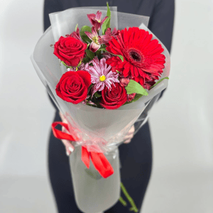 Букет «Яркий знак» из роз и хризантем