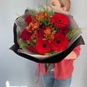 Букет с герберами и альстромерией