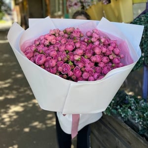 Букет из пионовидных кустовых роз