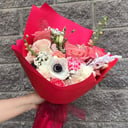 Сборный букет в красной упаковке из роз и экзотических цветов