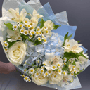 Авторский букет Райский сад из роз и альстромерий