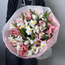 Букет из альстромерии и ирисов