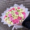 Букет «Кустовые розы и сиреневые розы»