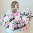 Корзина с гортензей розами и эустомой