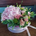 Шляпная коробка с цветами «Акварельные цветы» из эустом и хризантем